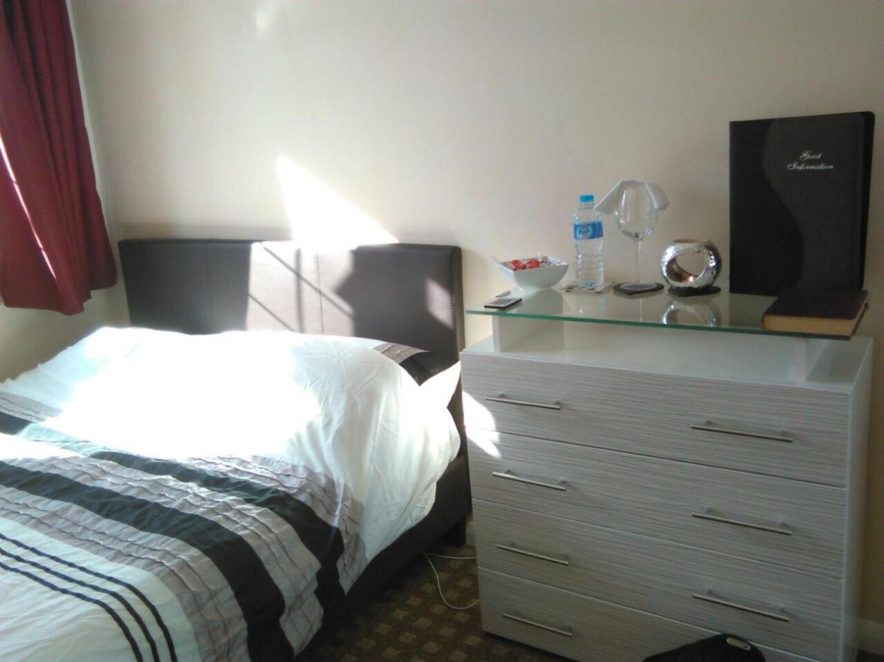 Bianca'S House Hotel Heathrow Airport Слау Екстериор снимка